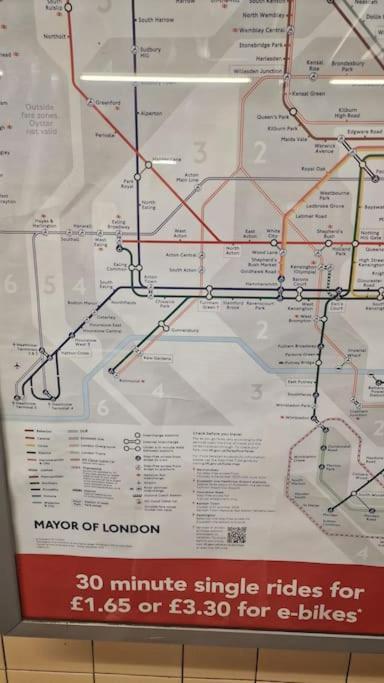 1bed Flat, Sleeps 3 - 2min Tube , 20min London, 1gb Fibre Wifi, Free Snacks & Toiletries, 2 New Smart Tvs & Sofabed London