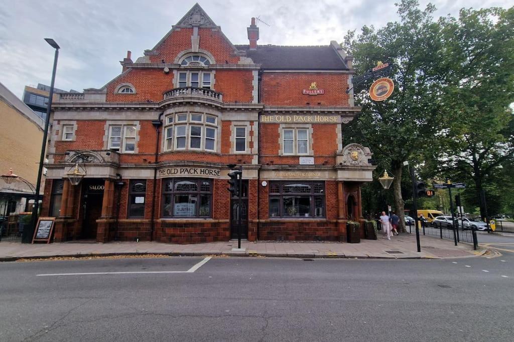 Apartment 1bed Flat, Sleeps 3 - 2min Tube , 20min London, 1gb Fibre Wifi, Free Snacks & Toiletries, 2 New Smart Tvs & Sofabed