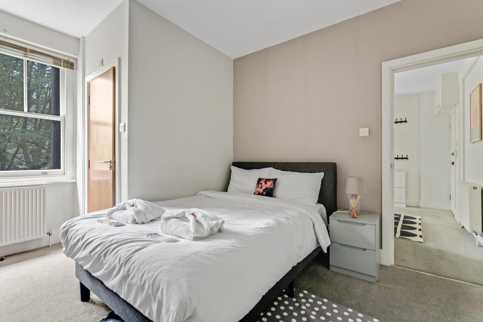1bed Flat, Sleeps 3 - 2min Tube , 20min London, 1gb Fibre Wifi, Free Snacks & Toiletries, 2 New Smart Tvs & Sofabed London
