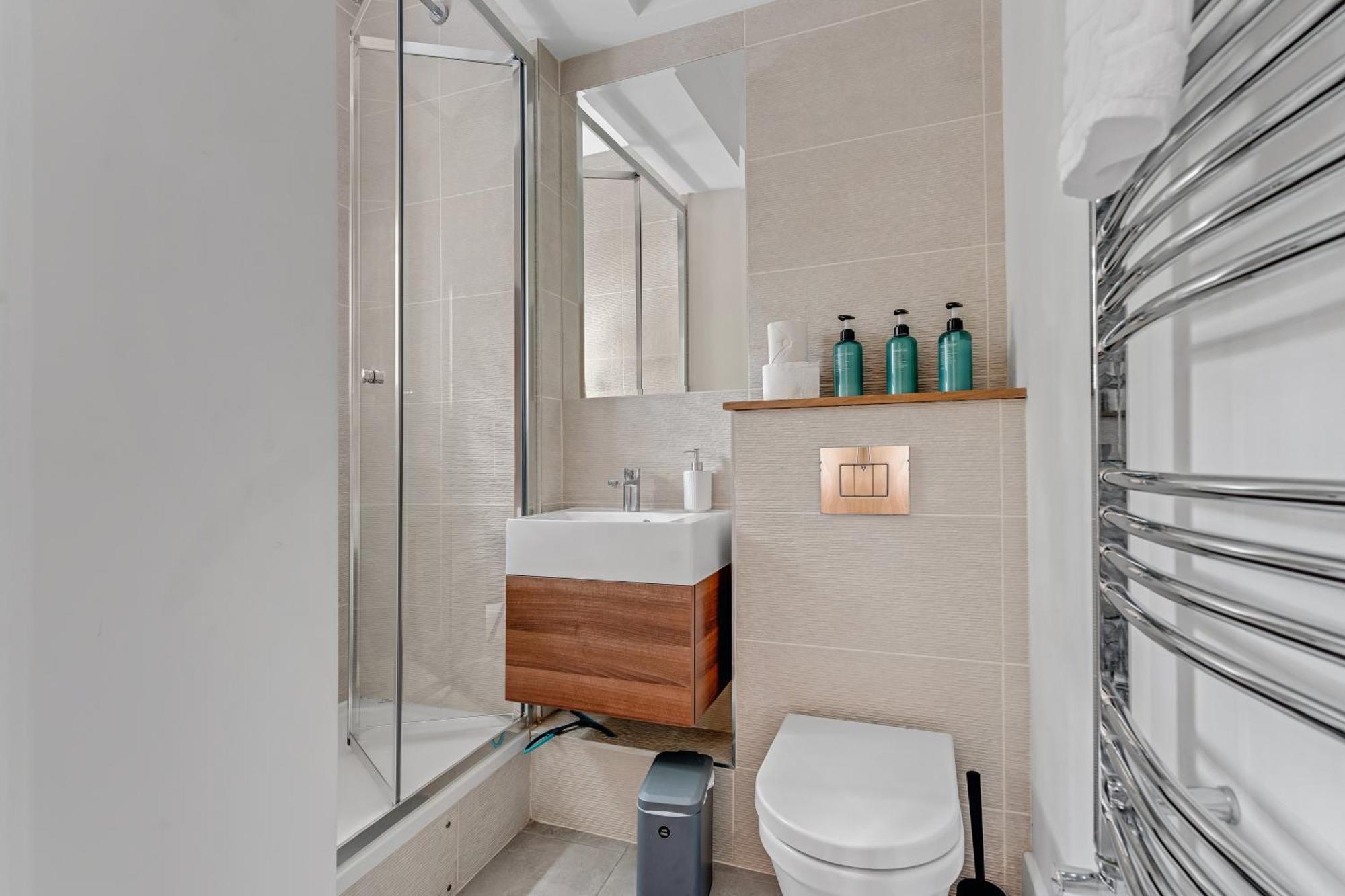 1bed Flat, Sleeps 3 - 2min Tube , 20min London, 1gb Fibre Wifi, Free Snacks & Toiletries, 2 New Smart Tvs & Sofabed