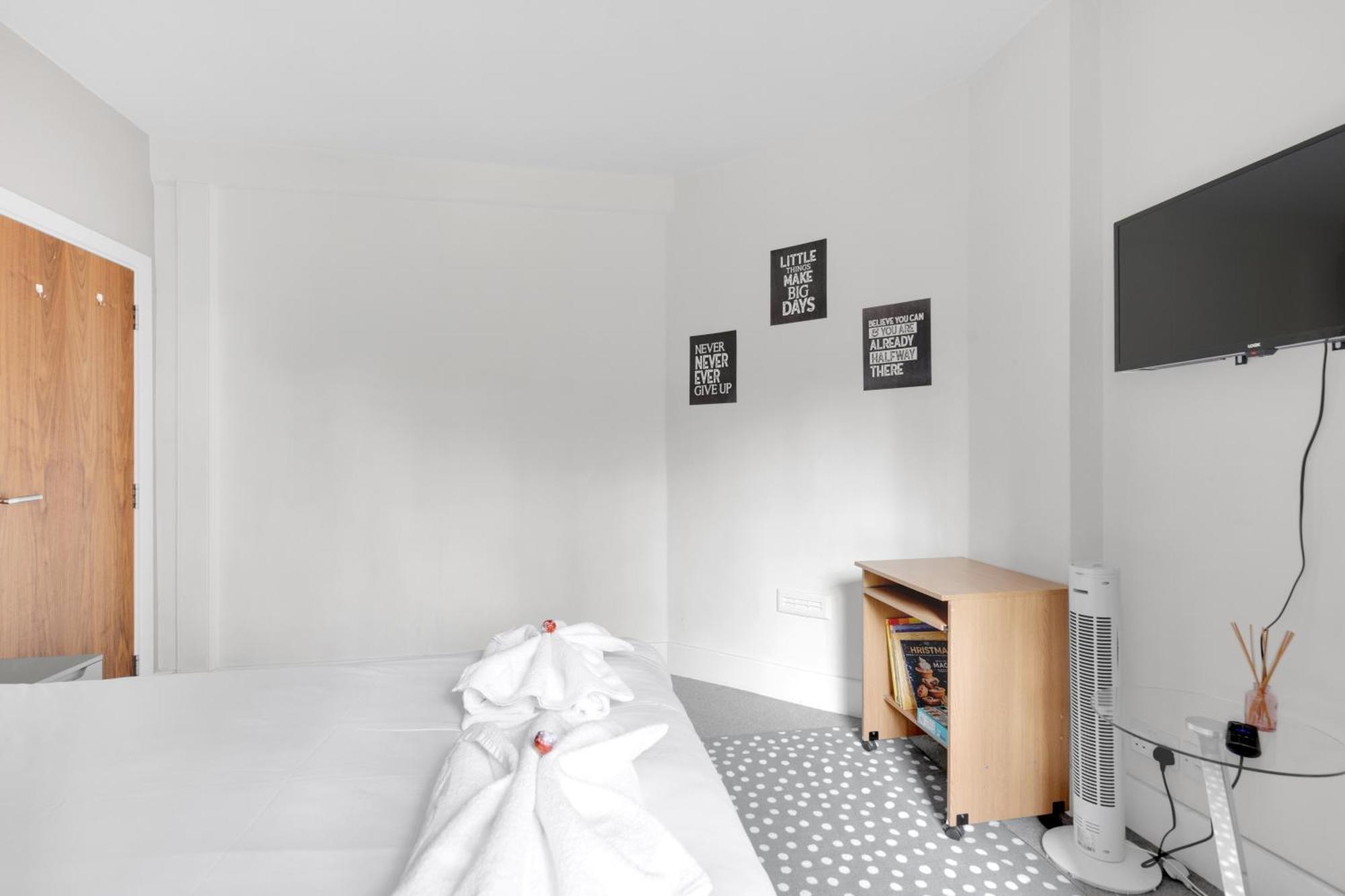 1bed Flat, Sleeps 3 - 2min Tube , 20min London, 1gb Fibre Wifi, Free Snacks & Toiletries, 2 New Smart Tvs & Sofabed