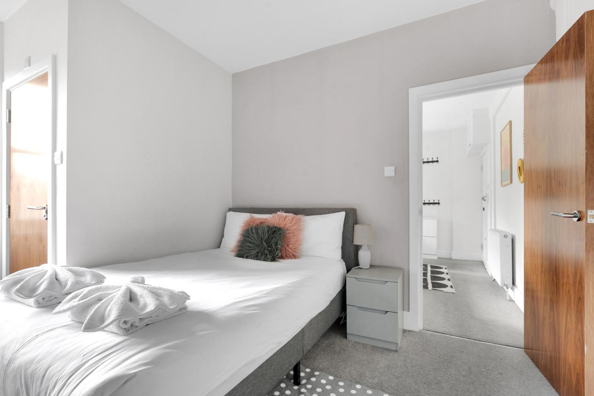 1bed Flat, Sleeps 3 - 2min Tube , 20min London, 1gb Fibre Wifi, Free Snacks & Toiletries, 2 New Smart Tvs & Sofabed Apartment *