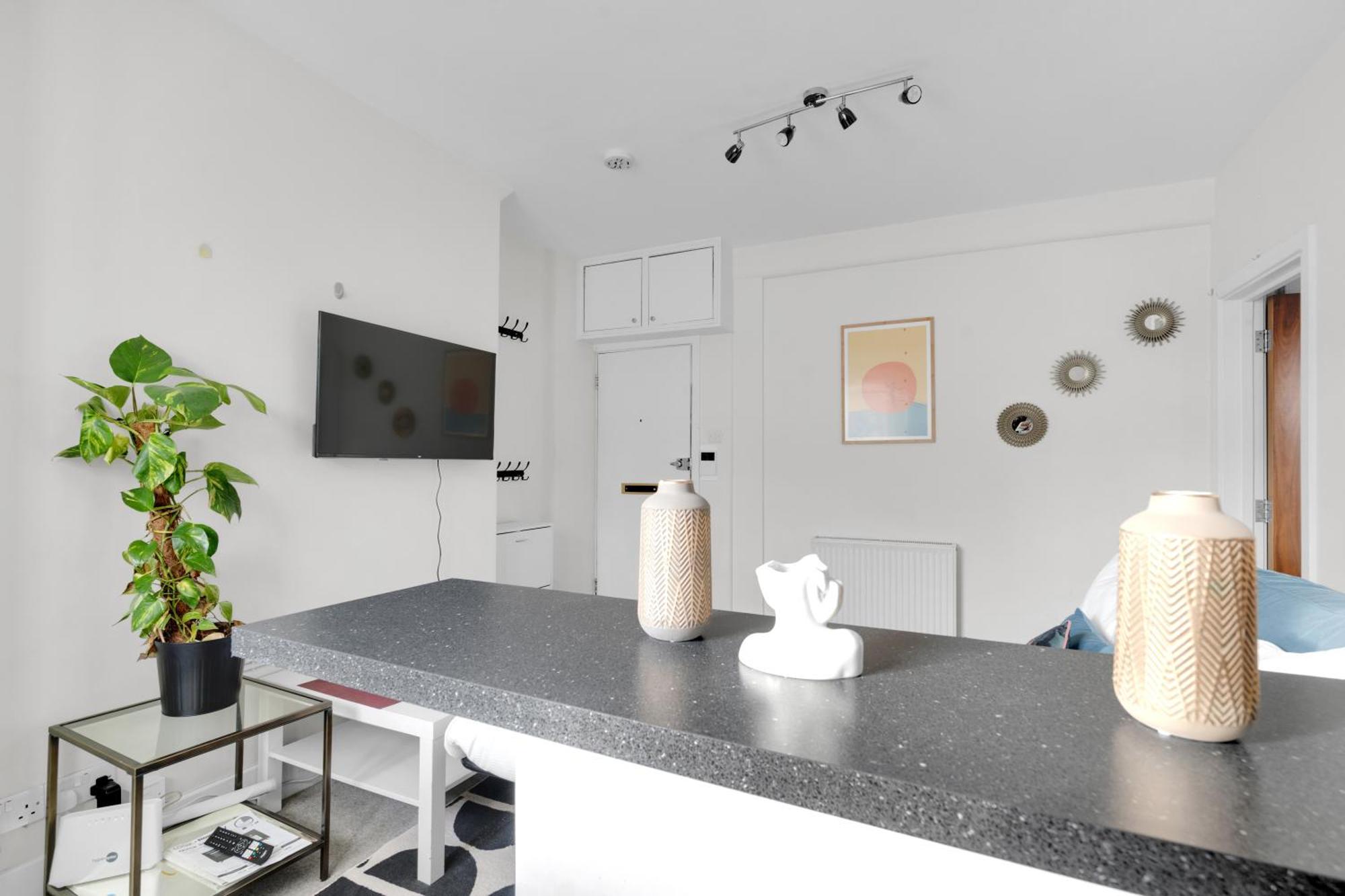 1bed Flat, Sleeps 3 - 2min Tube , 20min London, 1gb Fibre Wifi, Free Snacks & Toiletries, 2 New Smart Tvs & Sofabed * London