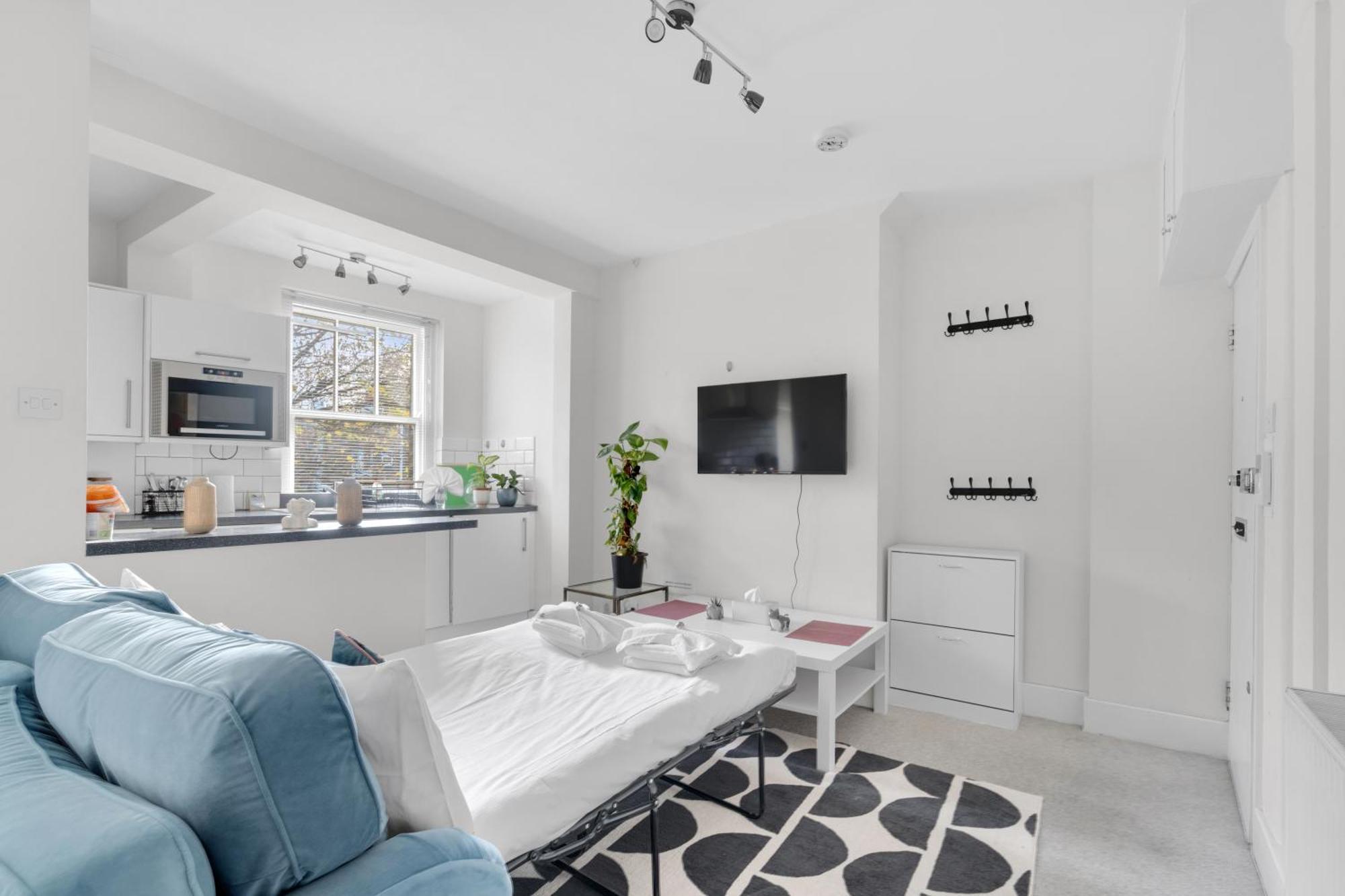 Apartment 1bed Flat, Sleeps 3 - 2min Tube , 20min London, 1gb Fibre Wifi, Free Snacks & Toiletries, 2 New Smart Tvs & Sofabed *